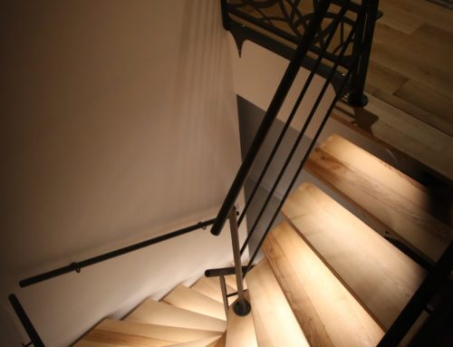 Escalier limon Acier marches bois rétroéclairé Led