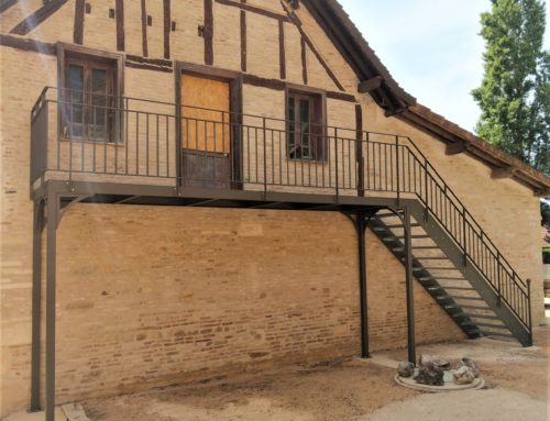 Escalier extérieur avec plateforme d’accès